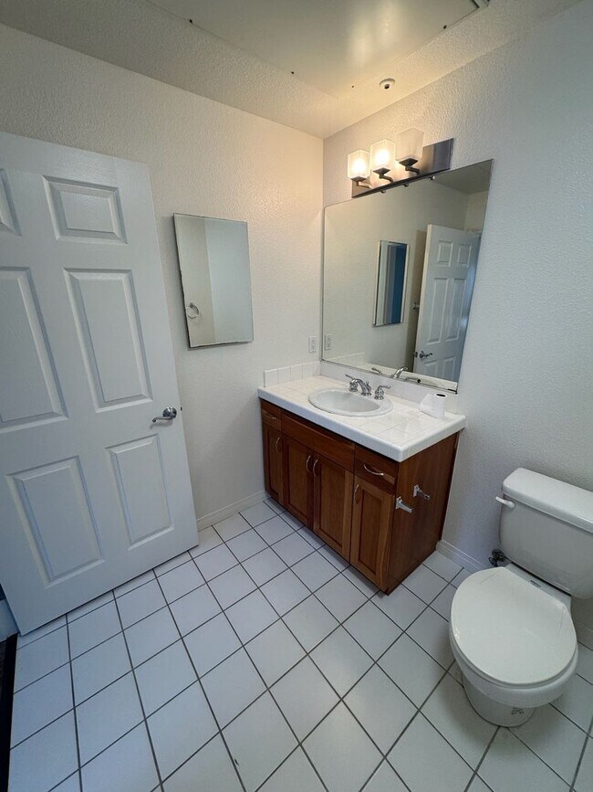 Building Photo - Amazing Downtown Unit Available For Rent!!!