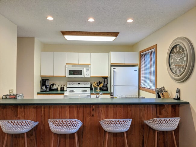 Building Photo - 140 Paquette Cir