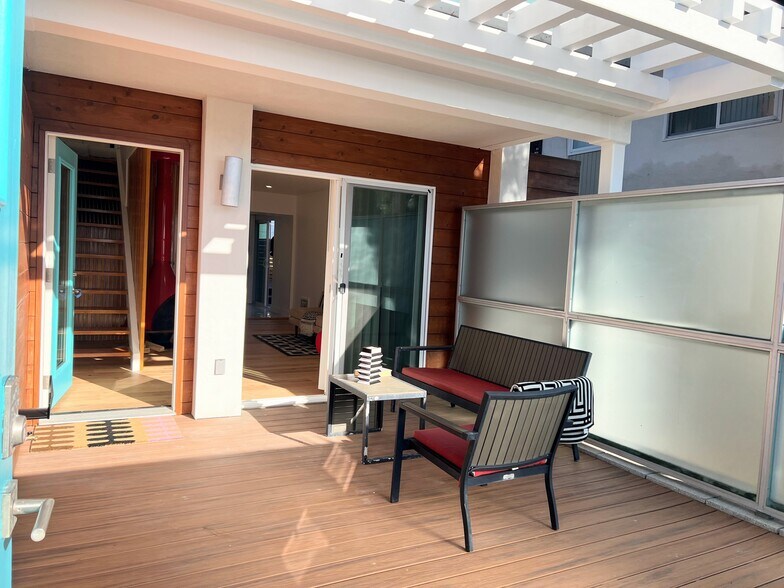 Large entry patio for entertaining - 2233 Manchester Ave