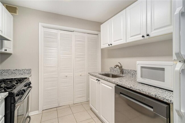 Building Photo - 1115 Summit N Dr NE