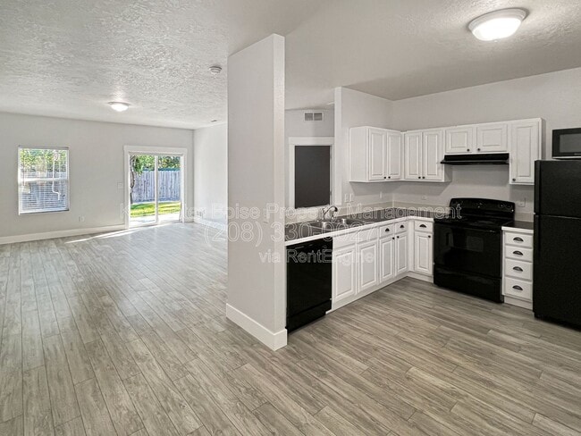 Building Photo - 1691 E Daulby St