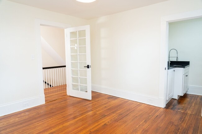 Building Photo - Large 4 Bedroom Home On Oakhurst Circle