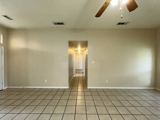 Building Photo - 405 Diana Ln