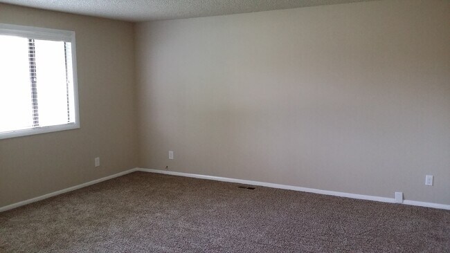 Building Photo - Meridian Manor 3 bedroom/1.5 home with newer carpet and paint!