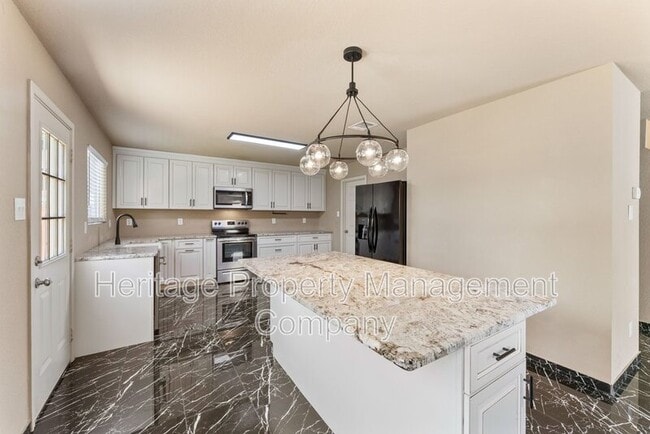 Building Photo - 5819 Providence Oak