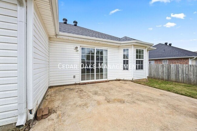 Building Photo - 911 SW Cheyenne Dr