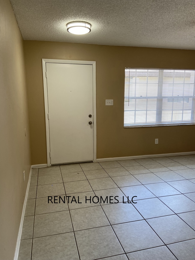 Building Photo - Patio Home, Minutes Away From UCF, Technol...
