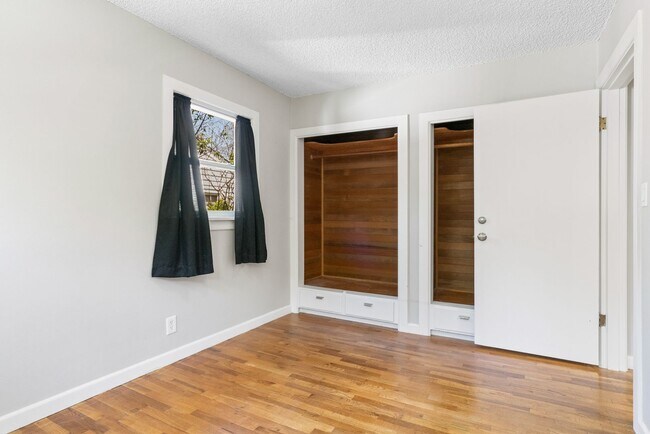 Building Photo - 4 Bedroom 2 Bath