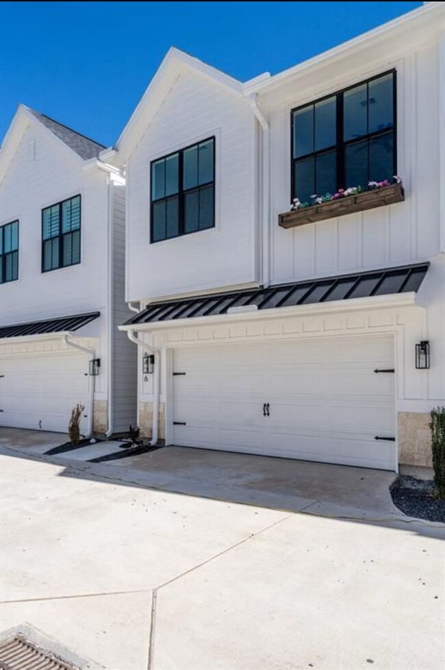 Building Photo - Modern 3-Bedroom Townhome in Gated Highlan...