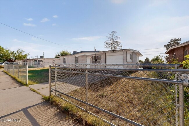 Building Photo - 10370 Kellogg St