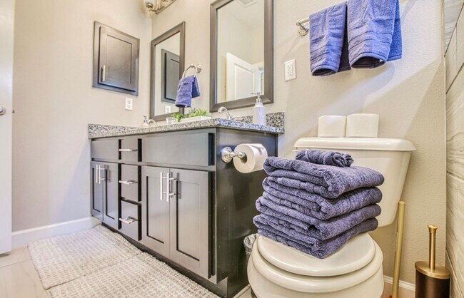 Building Photo - Furnished Eastside Beautiful 3 bed/2 baths...