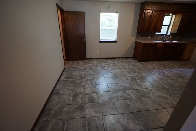 Building Photo - Nice 3 bed 1.5 Bath house, total electric