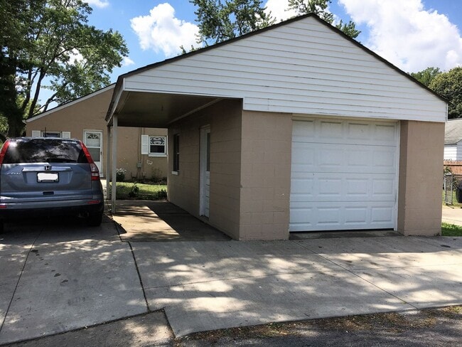 Building Photo - **2-BEDROOM HOUSE W/ DETACHED GARAGE IN BE...