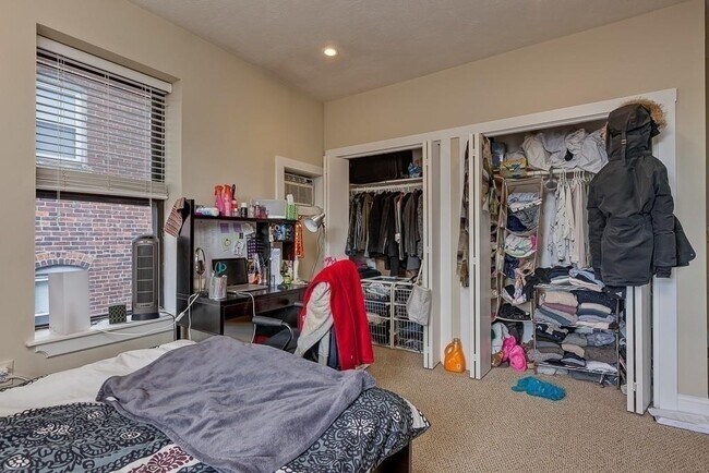 Building Photo - NO FEE - Renovated Two Bed Near Northeastern