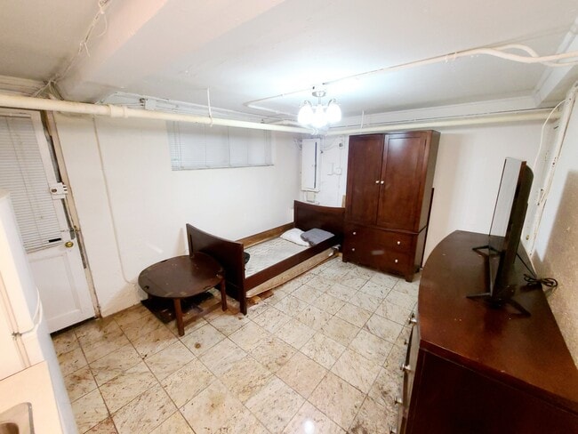 Building Photo - 300 Burns St