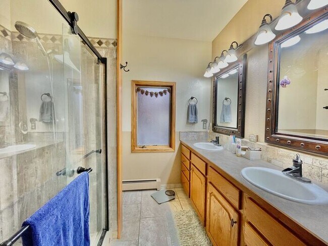 Building Photo - Large 3 bedroom home with gorgeous views i...