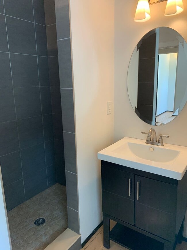 Building Photo - 318-320 W Myrtle