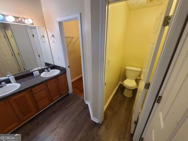 Building Photo - 5450 Twin Lakes Dr