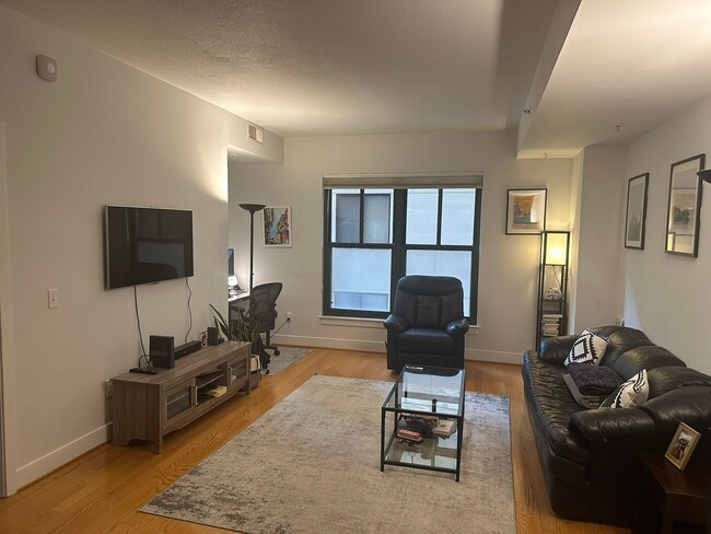 Building Photo - Modern 1 BR, 1BA Condo in Mount Vernon Squ...