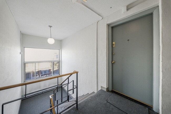 Building Photo - 239 Kelton St