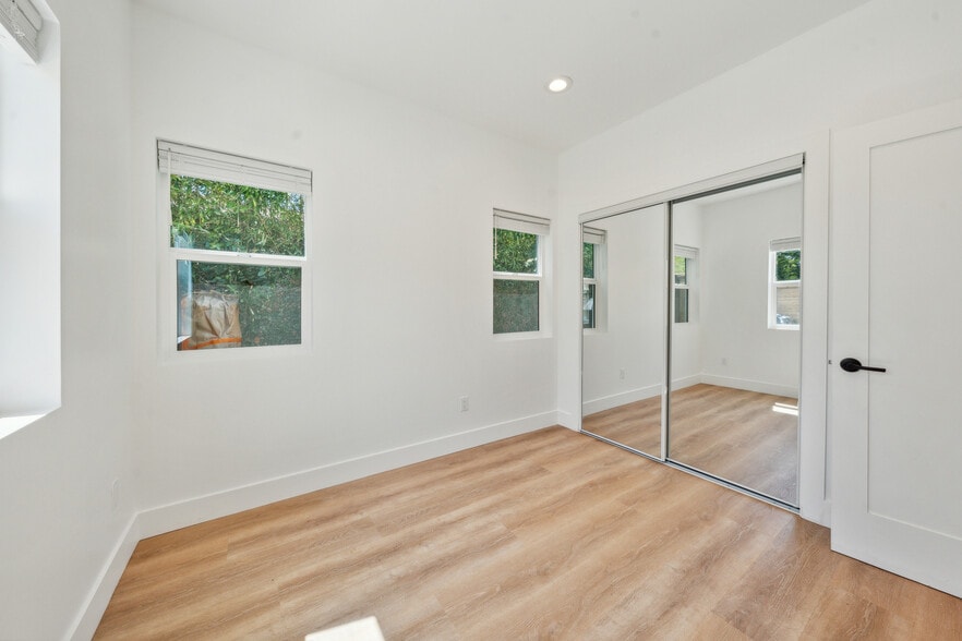 Building Photo - 6009 W 85th Pl