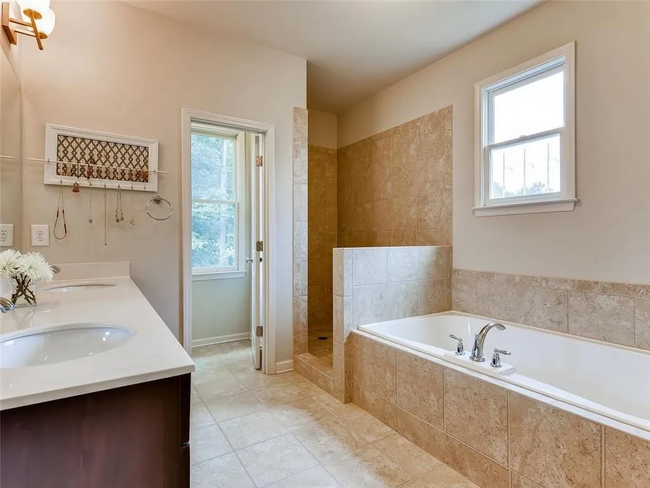 Large Walk-in frameless shower and garden tub - 2180 Collins Ridge Dr NW