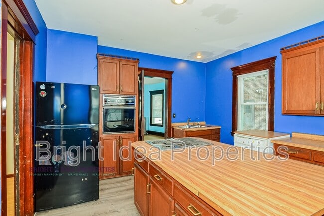 Building Photo - 2104 Emerson Ave S