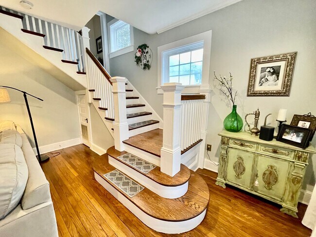 Building Photo - Charming Larchmont 4 Bedroom - 2 Sun Rooms...