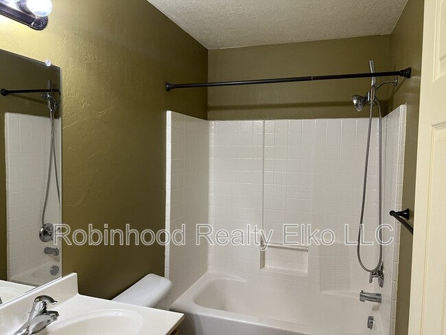 Building Photo - 214 Brookwood Dr
