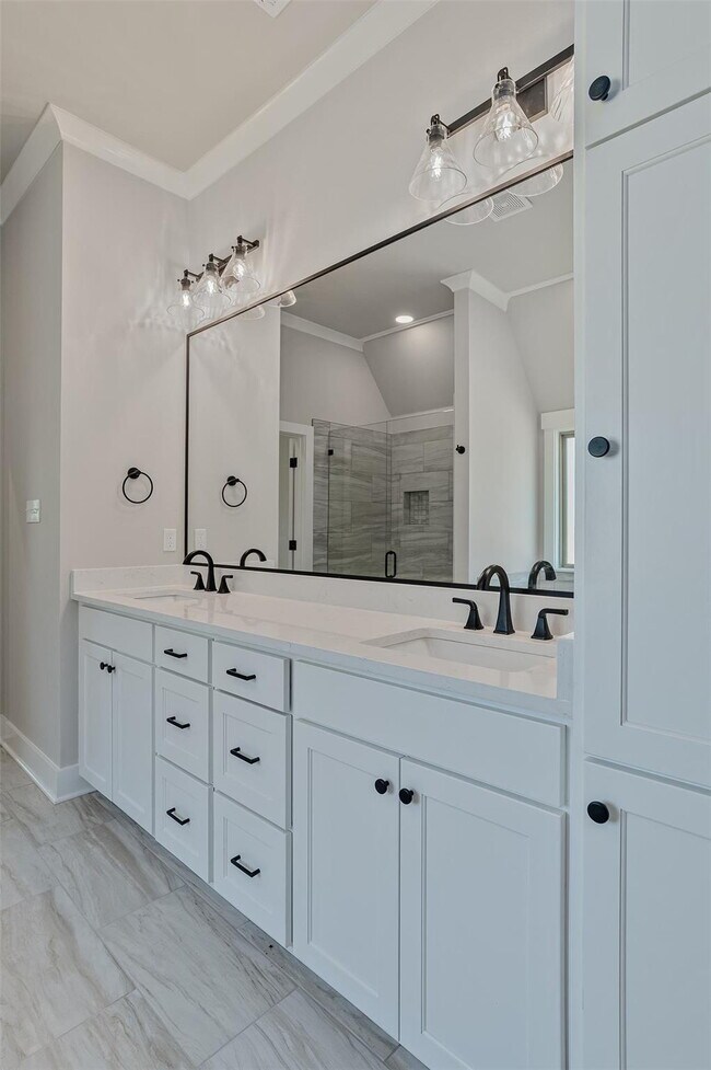 Building Photo - "Charming 3-Bed Retreat with Granite Elegance & Cozy Fireplace in Benton!"
