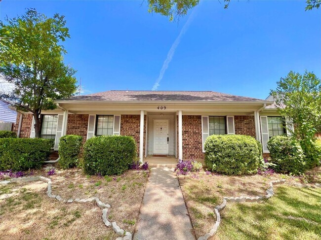 Primary Photo - Beautifully Updated 3-Bedroom Home with Bonus Guest Suite in Lewisville!