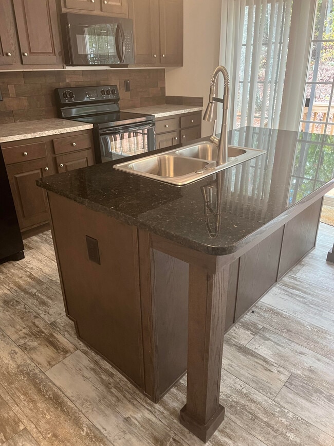 Kitchen - 4037 Tower Rd