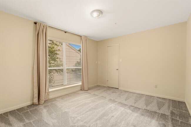 Building Photo - 10125 Valley Forge Dr