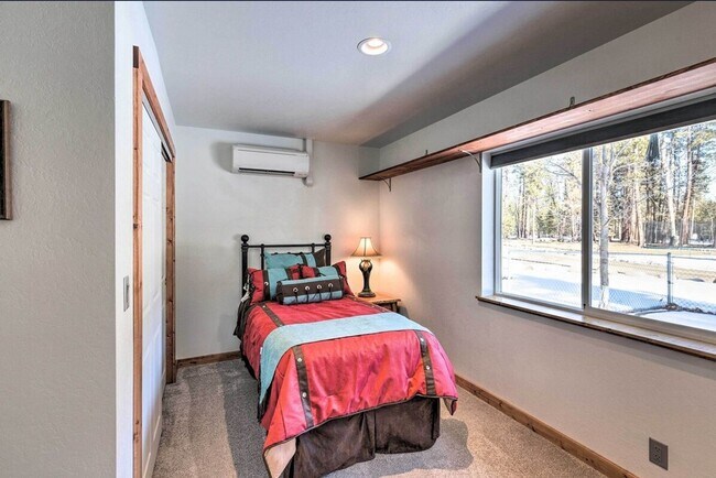 Building Photo - 425 Larch Ln