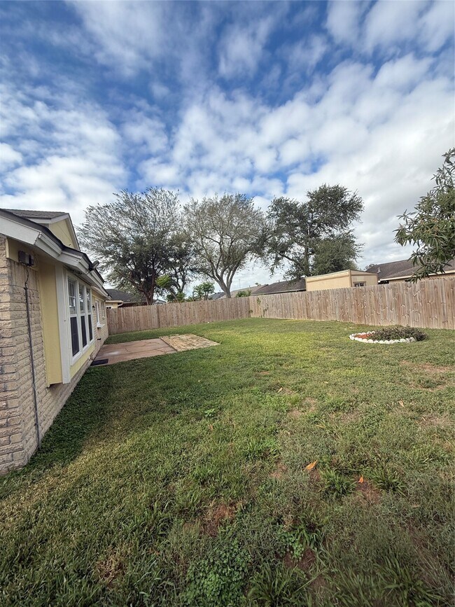 Building Photo - 10423 Kirkshire Dr