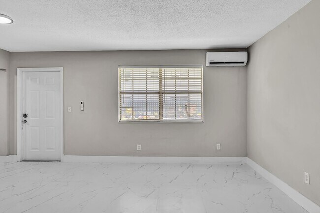 Building Photo - 626 SW 14th Ave