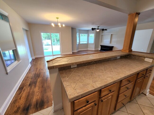 Building Photo - Completely Remodeled Navy Point 3 Bedroom, 2 Bath Cottage! Close to the Water!!