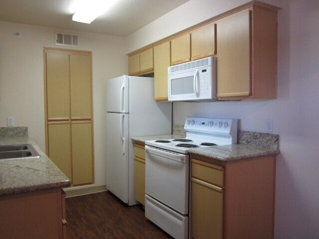 Building Photo - R2100