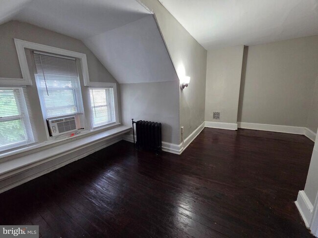 Building Photo - 602 W 23rd St