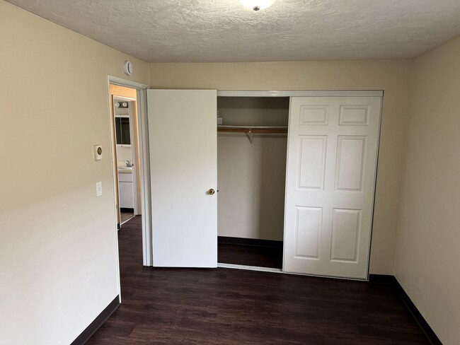 Building Photo - Updated 2 bedroom 1 bathroom duplex in Springfield!