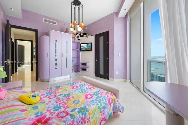 Building Photo - 16001 Collins Ave