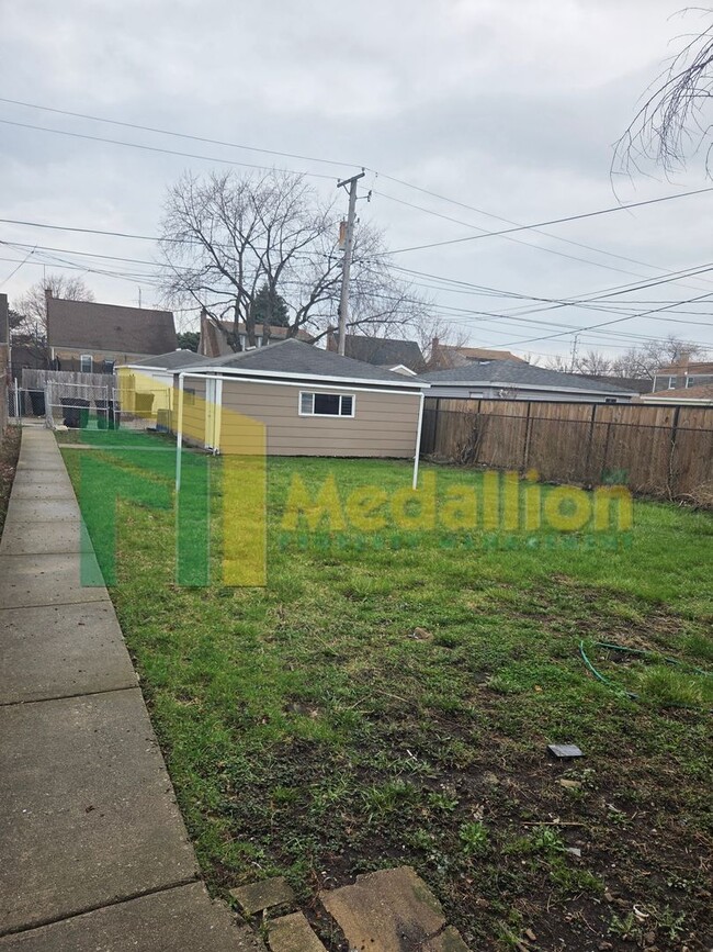 Building Photo - Updated 3-Bedroom Home with Spacious Layout and Backyard