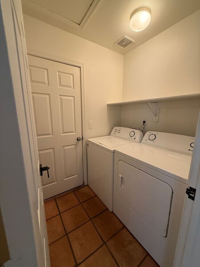 Building Photo - NEW CARPET! 3 Bed / 2 Bath Single Family H...