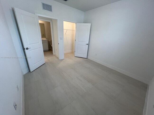 Building Photo - 136 SW 170th Ave