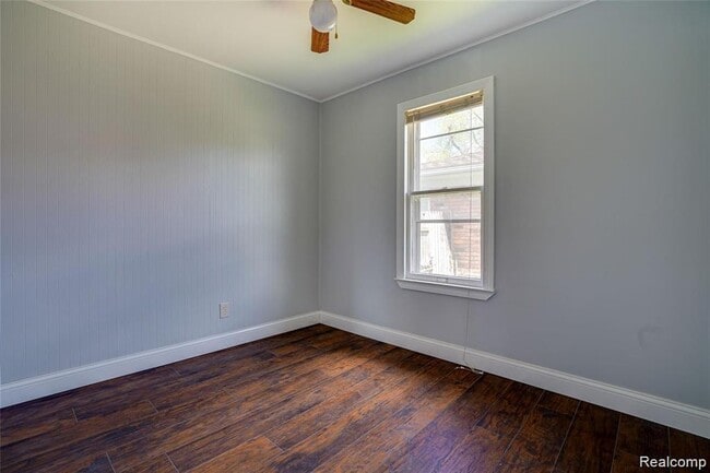 Building Photo - 577 E Brickley Ave