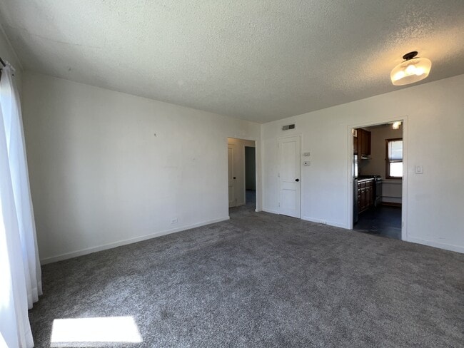 Building Photo - 2027 Ogilby Rd