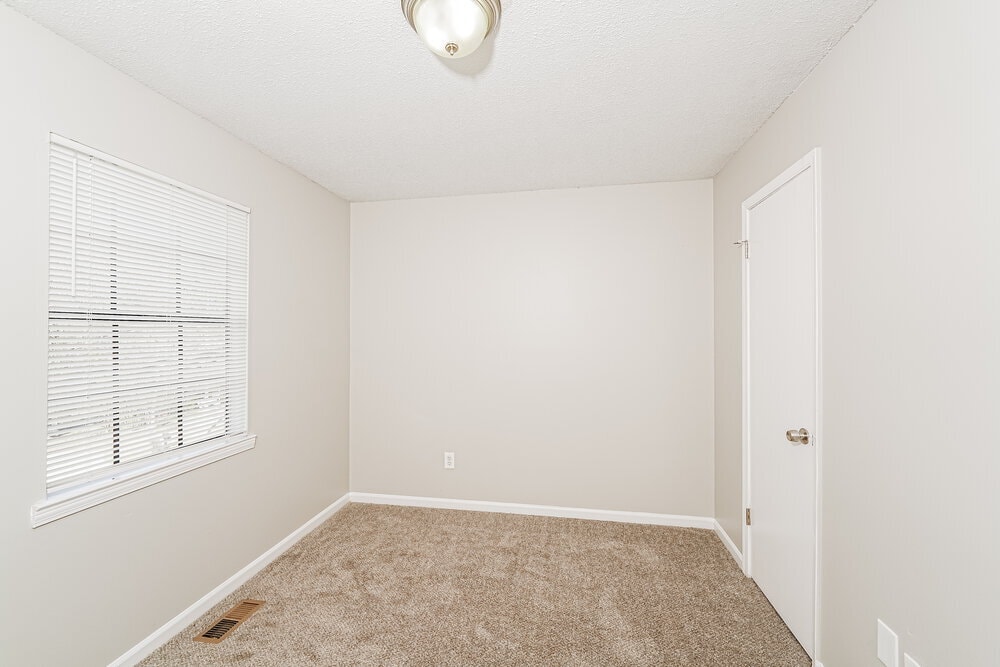 Building Photo - 933 Edwards Lake Rd