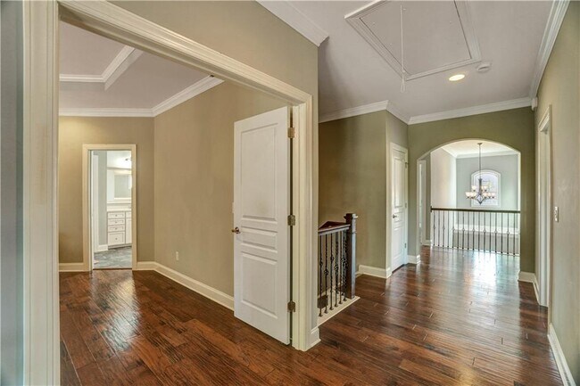 Building Photo - 633 Leland Pkwy