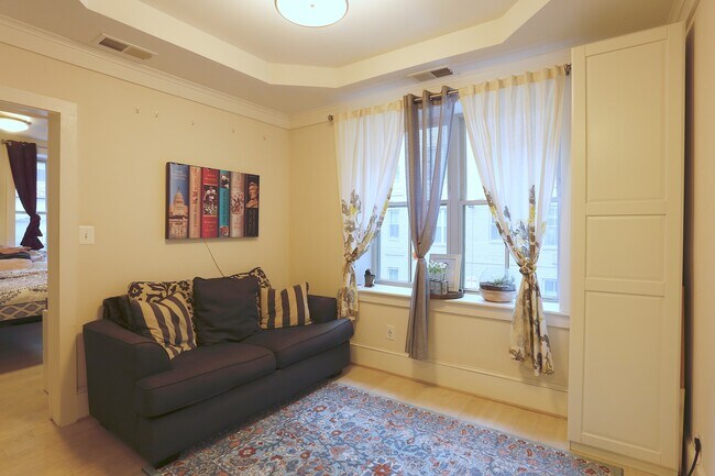 Building Photo - Parking Included! 1 Bedroom 1 Bathroom Cor...
