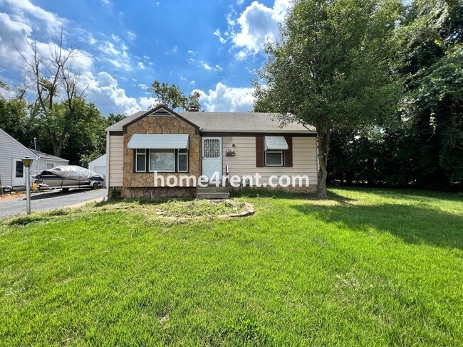 Building Photo - Cozy Ranch Style Home in KCMO w/ Wood Floors and a Fenced in Yard!